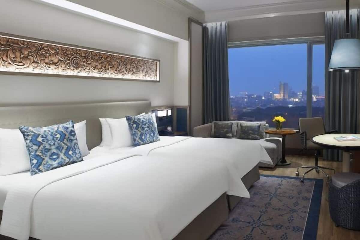 Hypo-allergenic bedding, in-room safe, desk, blackout curtains
