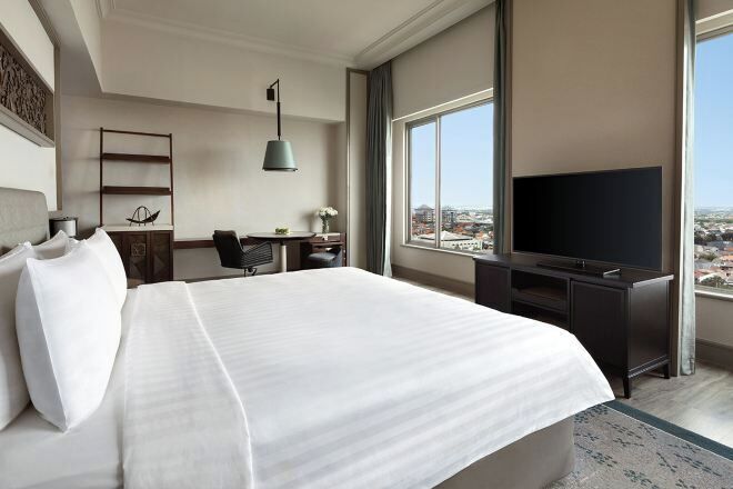 Hypo-allergenic bedding, in-room safe, desk, blackout curtains