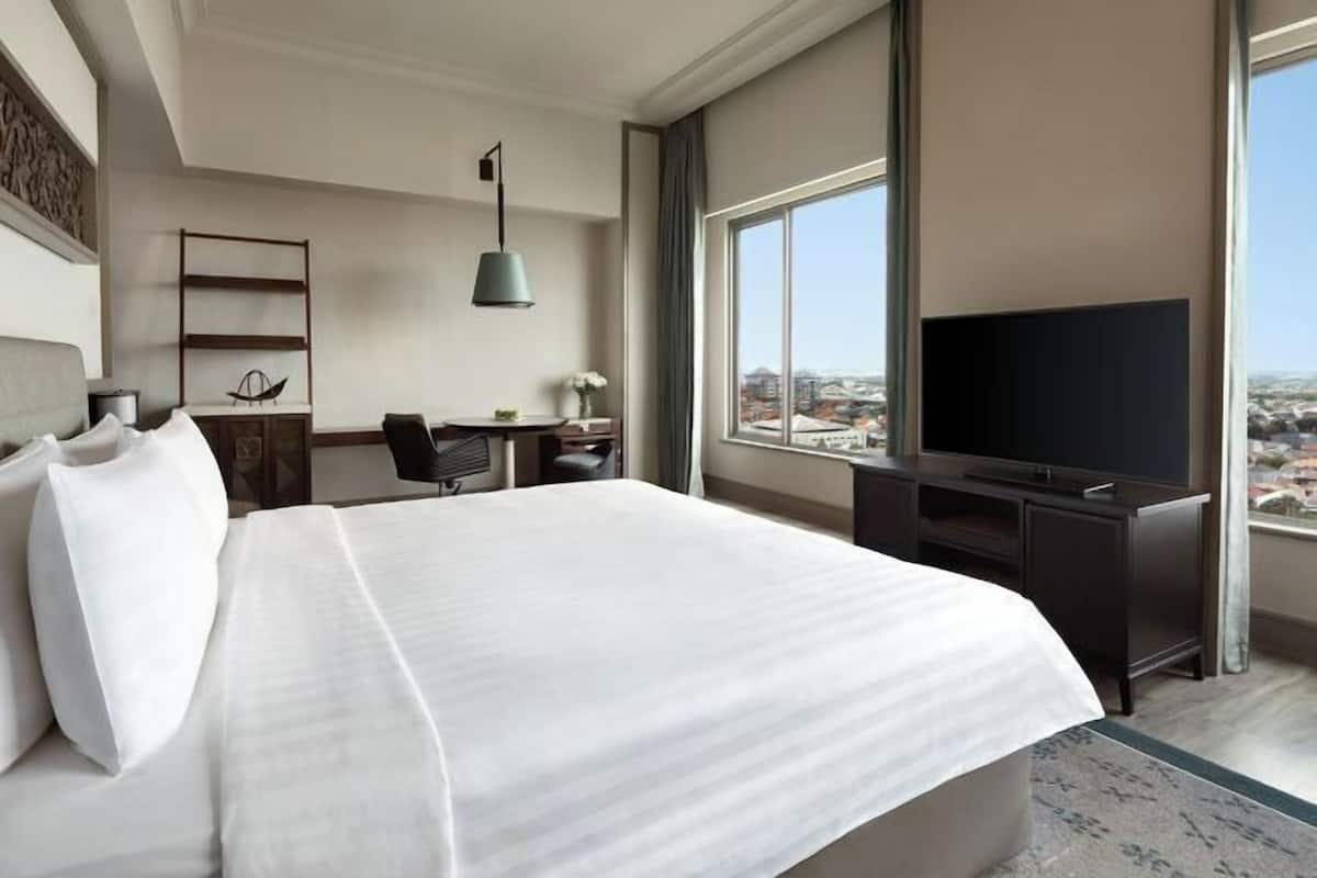 Hypo-allergenic bedding, in-room safe, desk, blackout curtains
