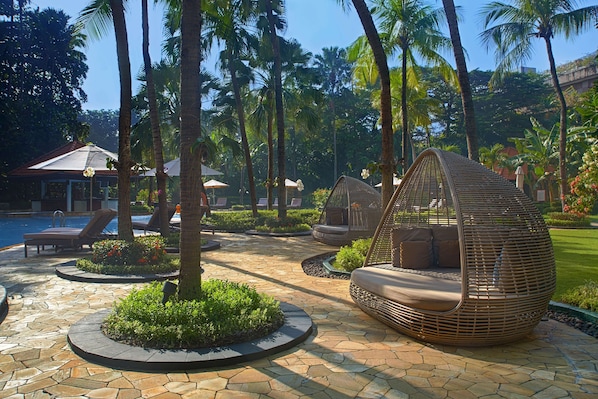 Outdoor pool, open 6:00 AM to 8:00 PM, free cabanas, pool umbrellas - Shangri-La Surabaya (Surabaya)