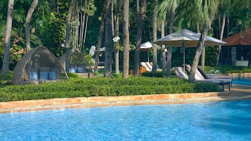 Piscina externa, funciona das 6h às 20h, barracas de cortesia