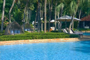 Outdoor pool, open 6:00 AM to 8:00 PM, free pool cabanas, pool umbrellas - Shangri-La Surabaya (Surabaya)