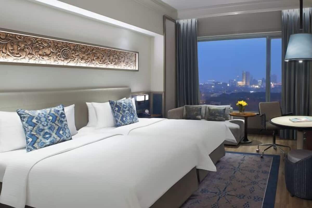 Hypo-allergenic bedding, in-room safe, desk, blackout curtains