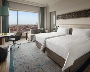 Hypo-allergenic bedding, in-room safe, desk, blackout curtains - Shangri-La Surabaya (Surabaya)
