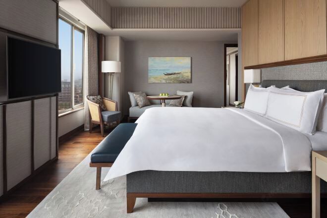 Hypo-allergenic bedding, in-room safe, desk, blackout curtains