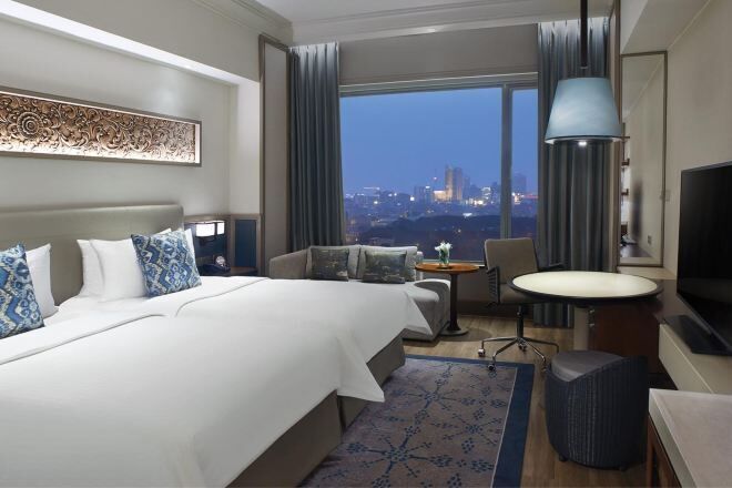 Hypo-allergenic bedding, in-room safe, desk, blackout curtains