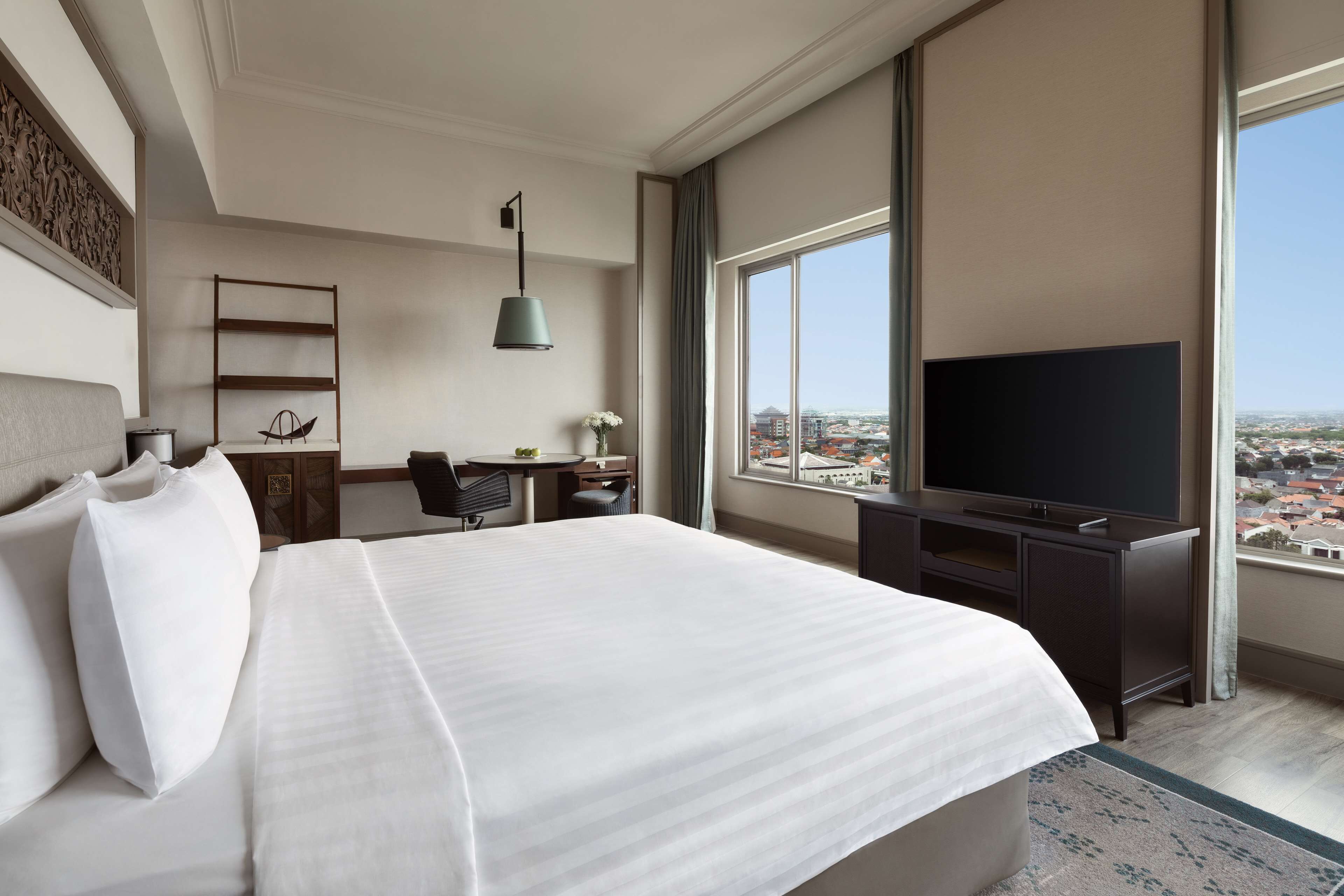 executive room, 1 king bed | 1 bedroom, hypo-allergenic bedding, in-room safe, desk