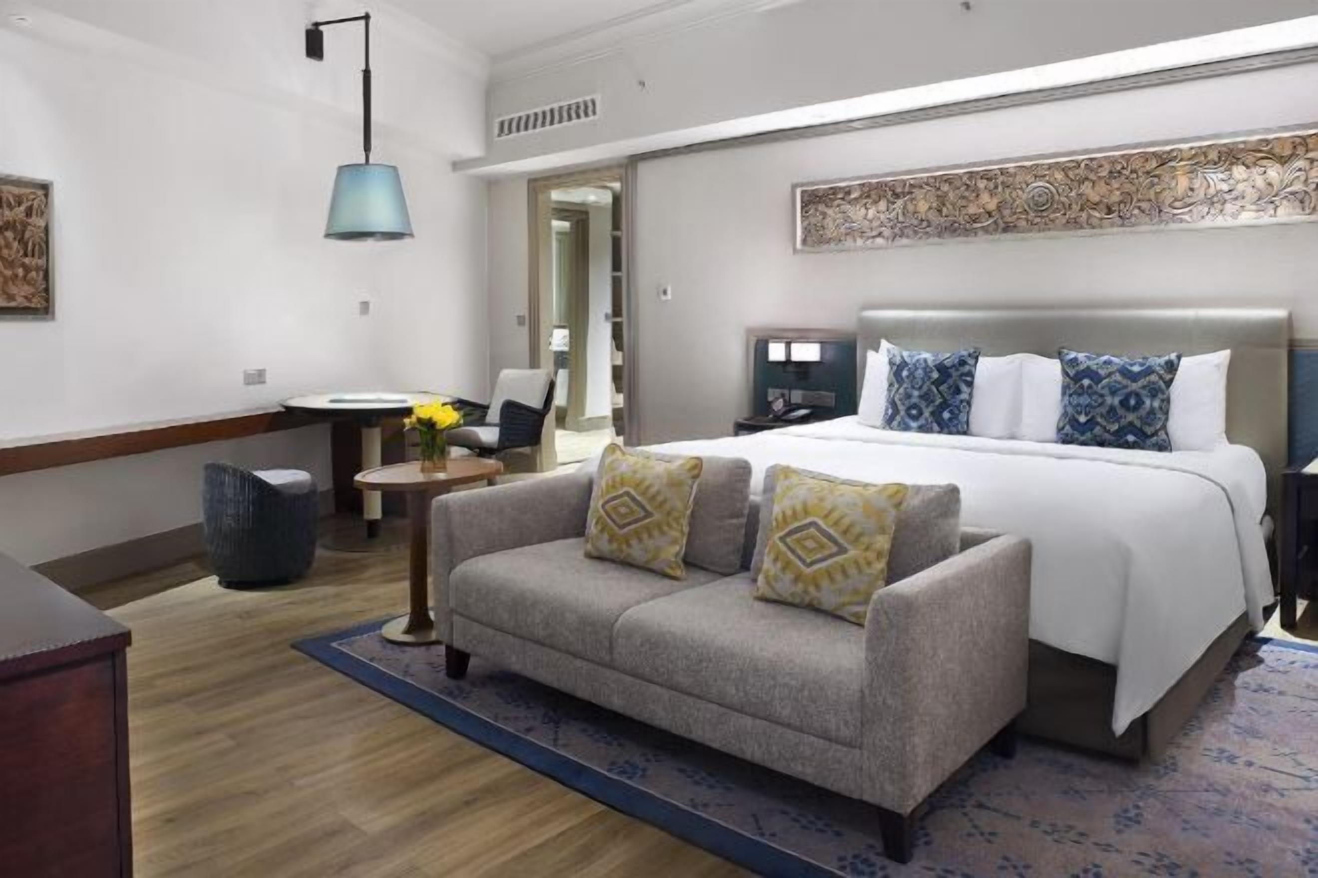 저자극성 침구, 객실 내 금고, 책상, 암막 커튼