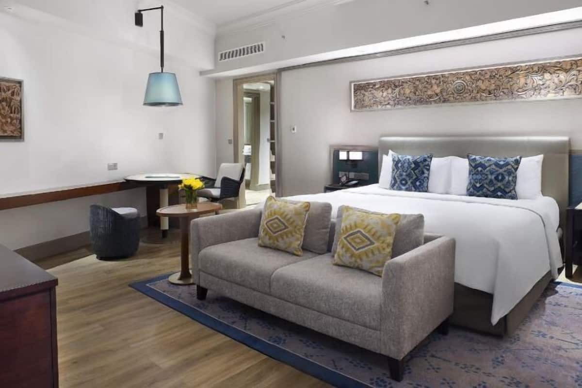 Hypo-allergenic bedding, in-room safe, desk, blackout curtains