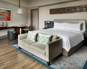 Allergitestade sängkläder, värdeförvaringsskåp på rummet och skrivbord