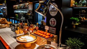 Tägliches Frühstücksbuffet gegen Gebühr