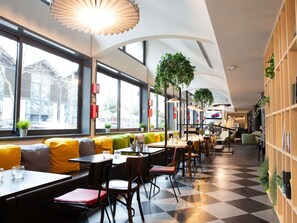 ランチ、ディナーに営業 (モダン ヨーロッパ料理)