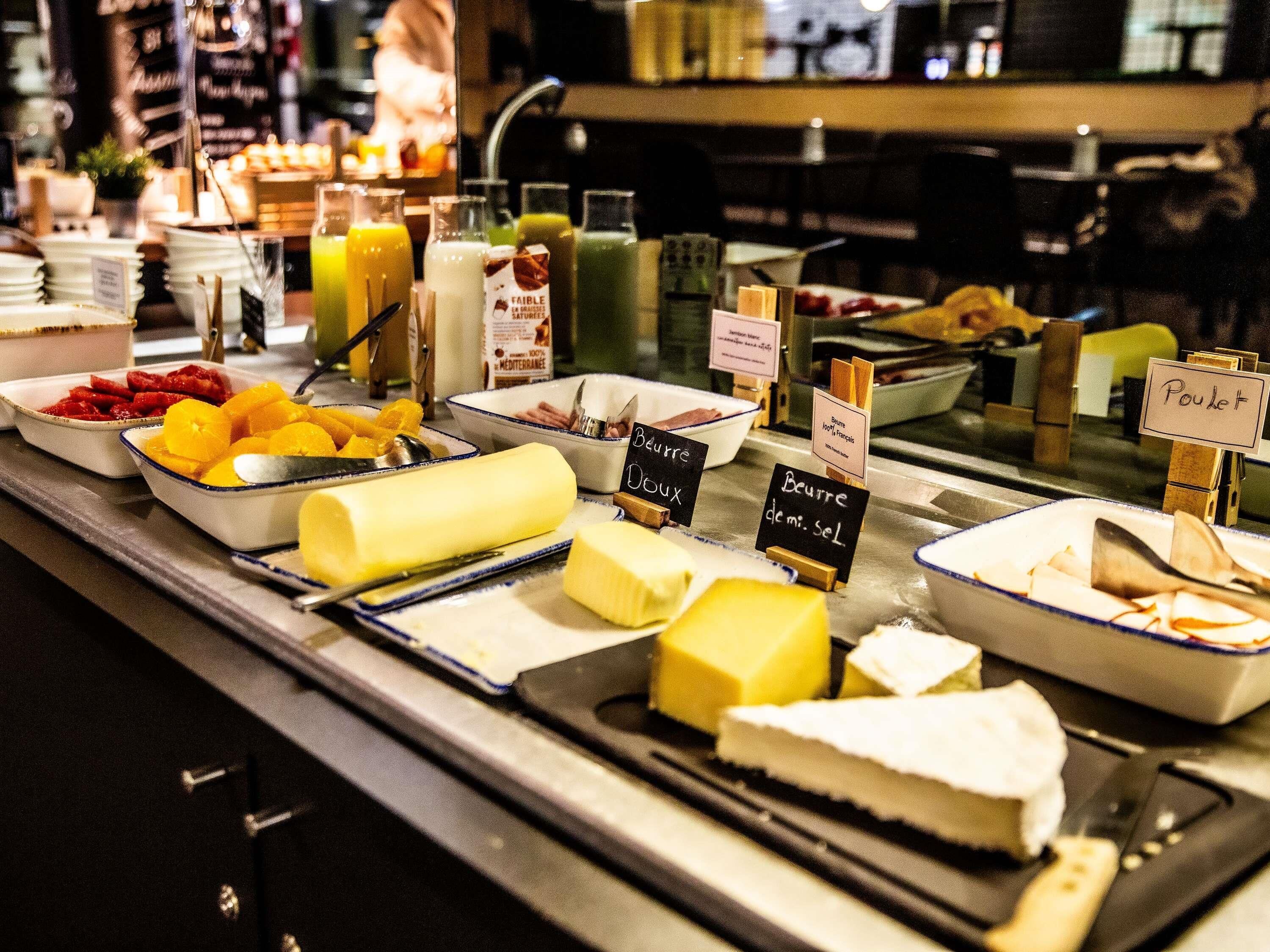 Un bufé con diversos alimentos y etiquetas en un restaurante.