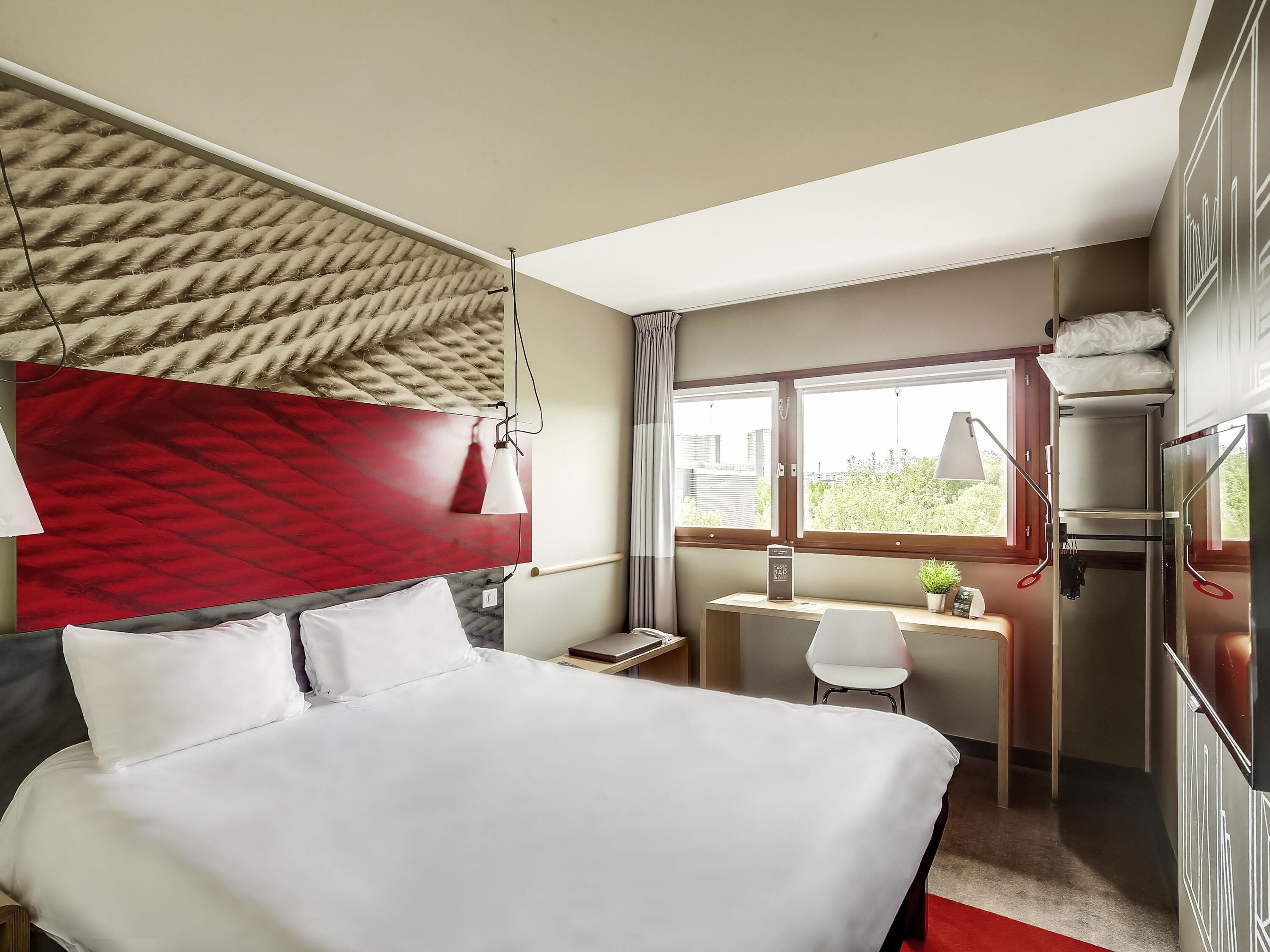 Habitación doble estándar, 1 cama matrimonial | Ropa de cama de alta calidad y caja de seguridad en la habitación 