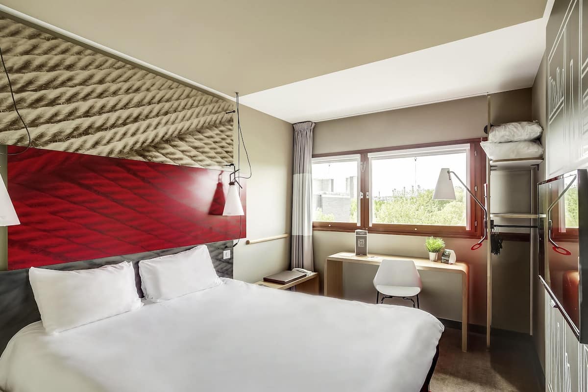 Habitación doble estándar, 1 cama matrimonial | Ropa de cama de alta calidad y caja de seguridad en la habitación