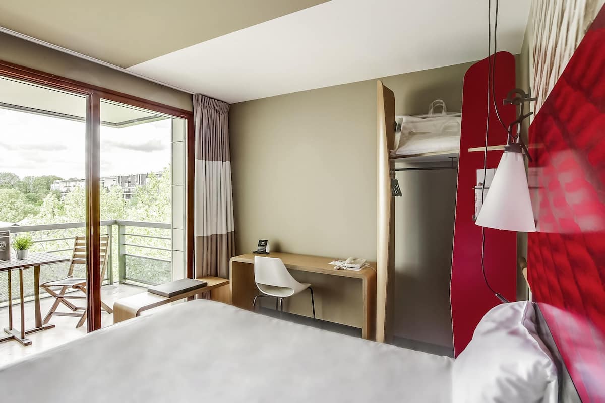 Habitación estándar, 1 cama matrimonial, Terraza | Ropa de cama de alta calidad y caja de seguridad en la habitación