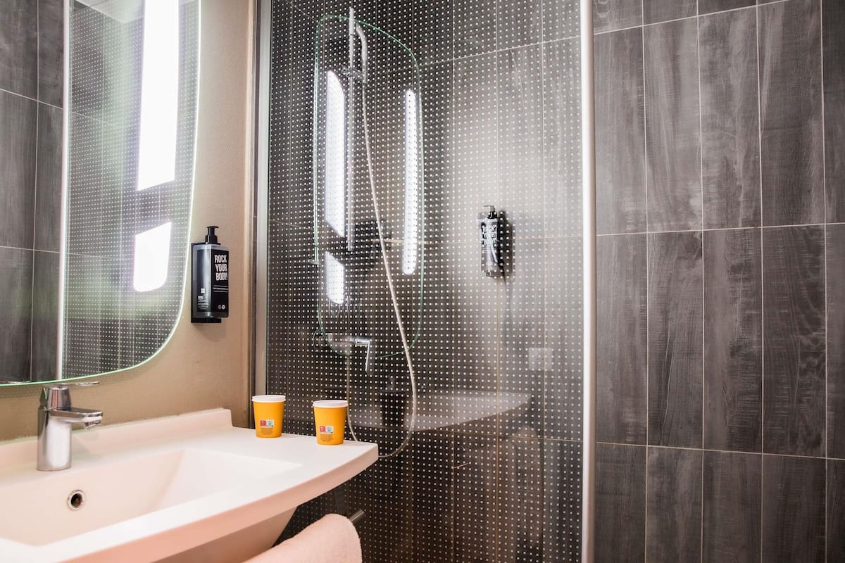 Doppia Standard, 1 letto matrimoniale | Bagno | Doccia, articoli per l'igiene personale ecosostenibili, asciugacapelli