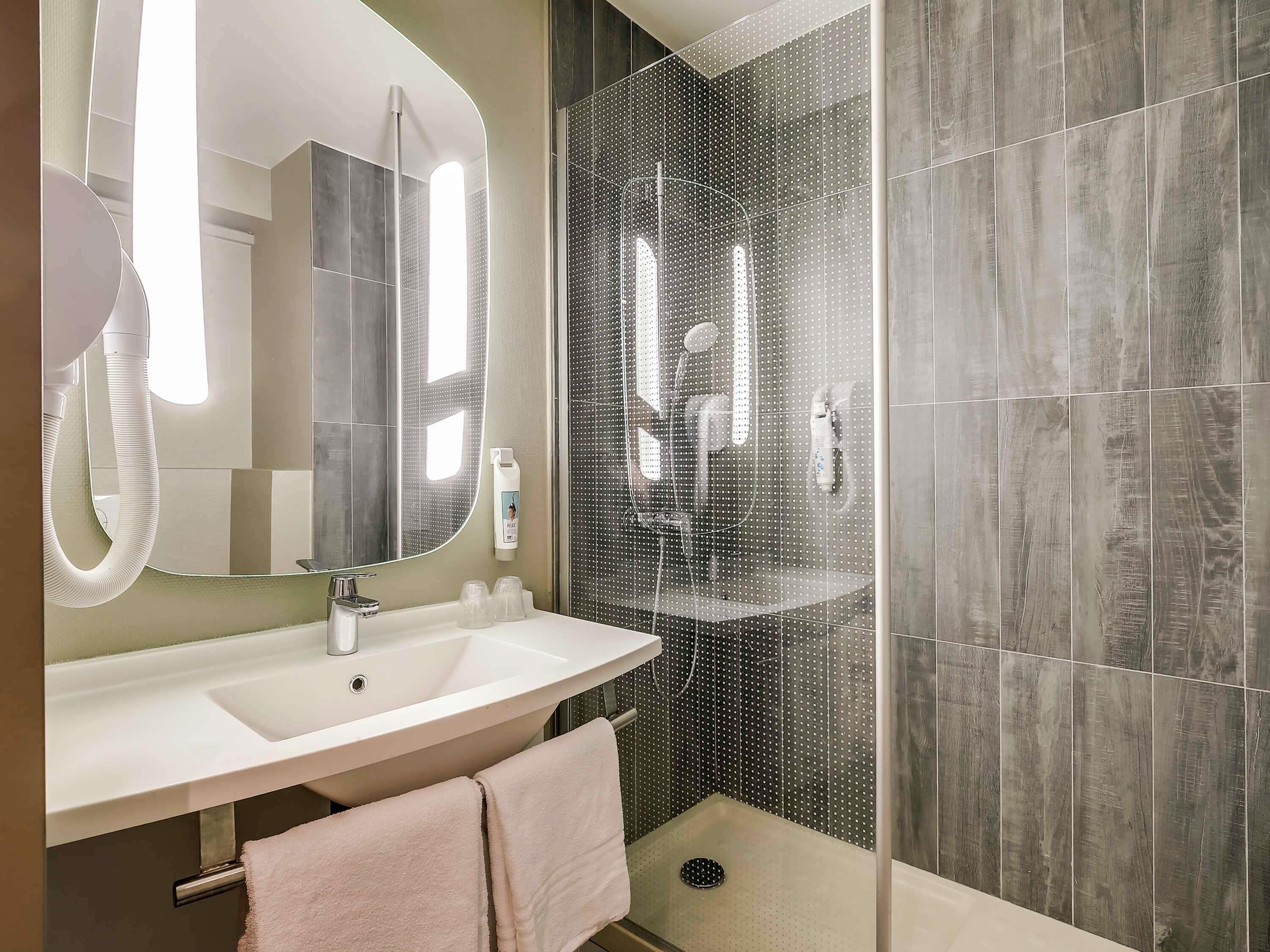 standard double room, 1 double bed | bathroom | shower, eco-friendly toiletries, hair dryer, towels