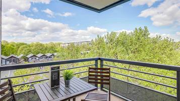 Standaard kamer, 1 tweepersoonsbed, terras | Een kluis op de kamer, een bureau, geluiddichte muren