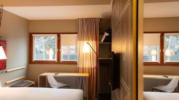 Chambre Standard avec lits jumeaux, 2 lits une place | Coffres-forts dans les chambres, bureau, chambres insonorisées