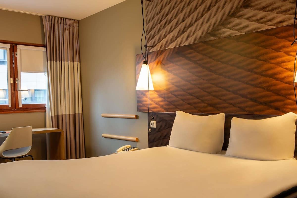 Quarto, 1 cama de casal, acessível (Standard) | Cofres nos quartos, escrivaninha, quartos à prova de som