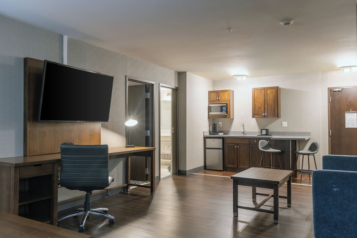 Suite, 2 Bedrooms | Hypo-allergenic bedding, down comforters, desk, laptop workspace