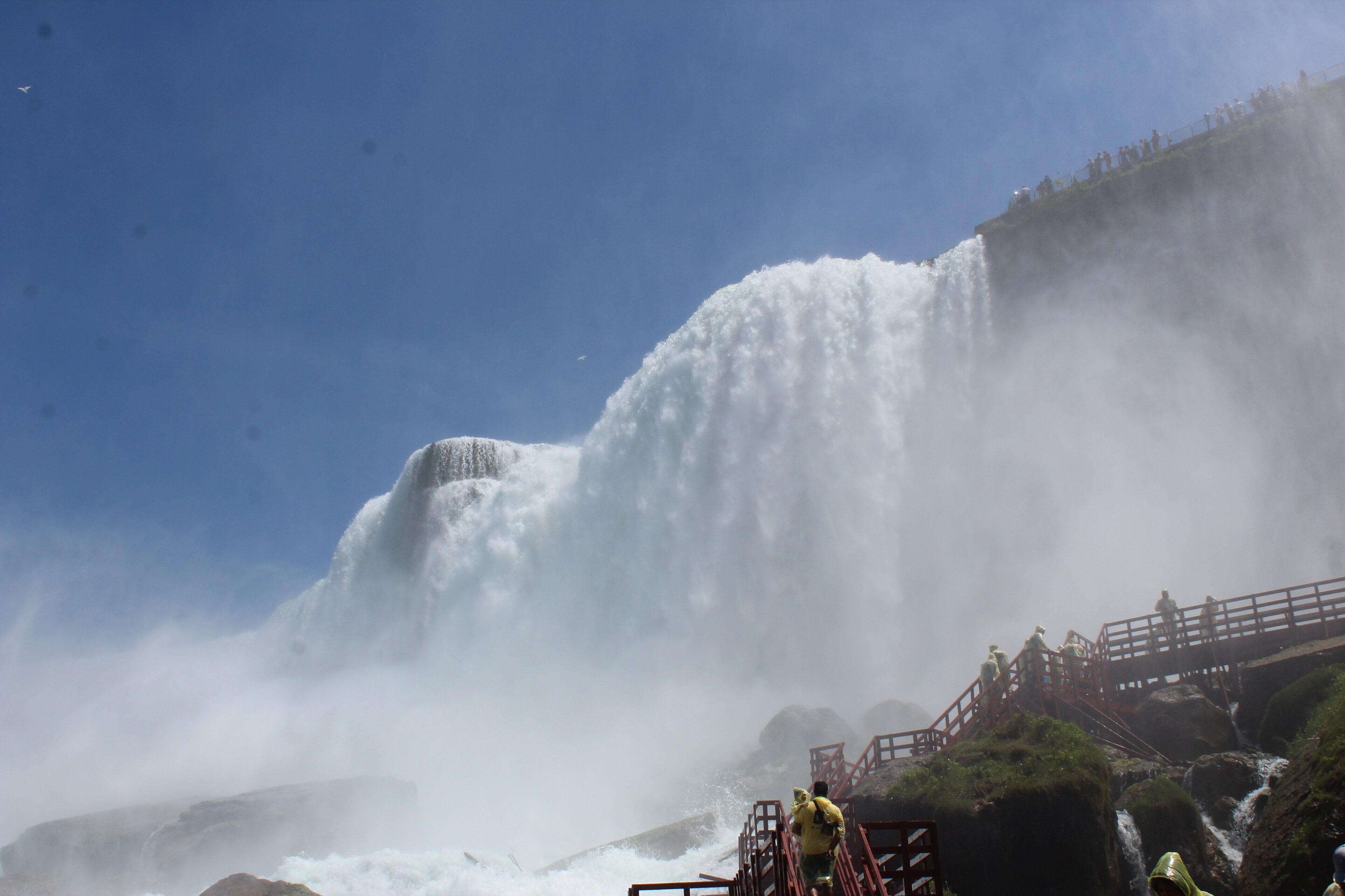 Una cascada grande con una plataforma de observación y un puente.