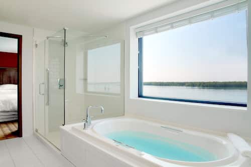 Combined shower/bathtub, eco-friendly toiletries, hair dryer, towels