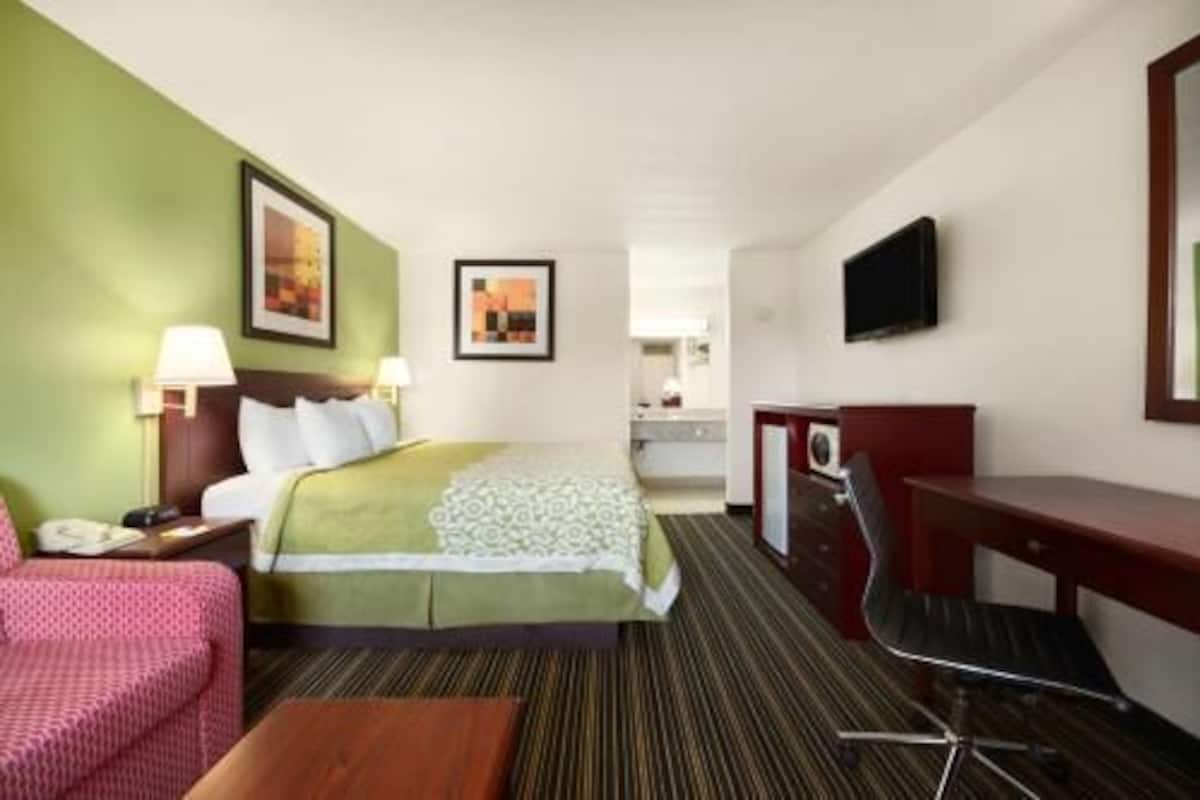 Premium bedding, desk, rollaway beds, free WiFi