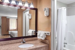 Deep soaking tub, free toiletries, towels - Days Inn by Wyndham Shelby (Shelby)