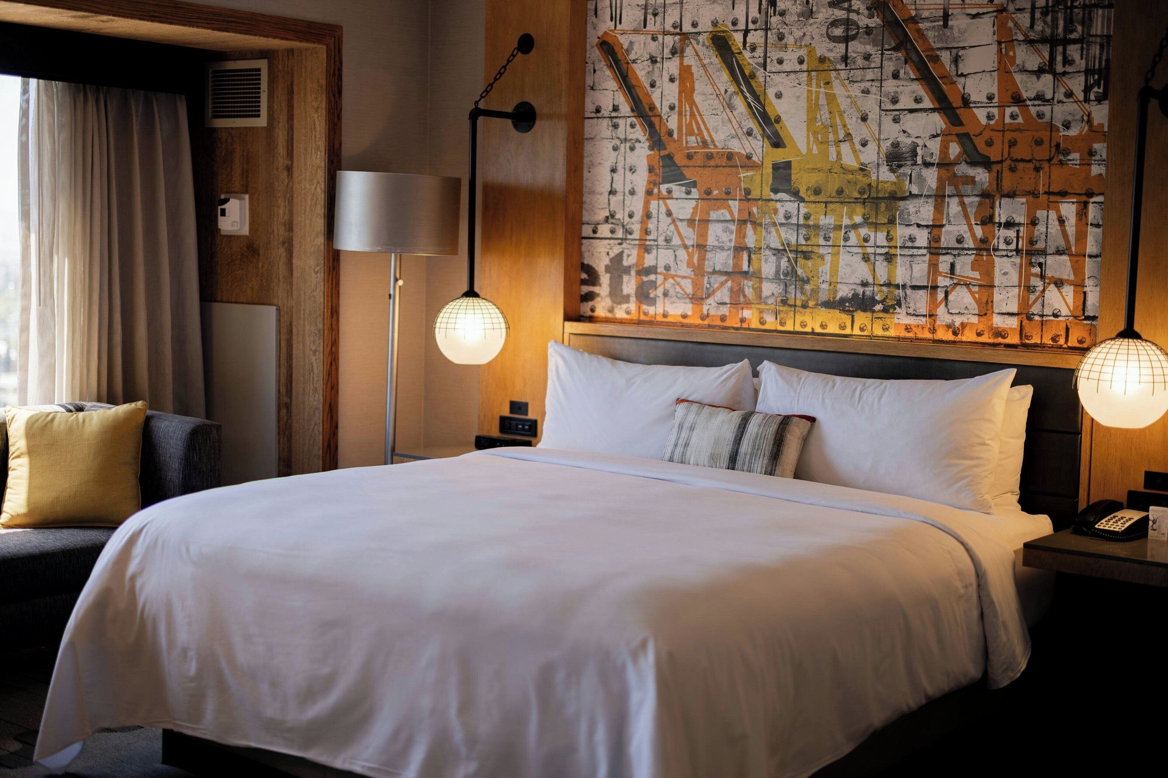 ルーム キングベッド 1 台 | 1 室のベッドルーム、高級寝具、羽毛の掛け布団、セレクト コンフォート製ベッド