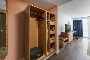 客房內保險箱、書桌、遮光布/窗簾、熨斗/熨衣板