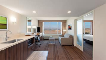 Suite, 1 chambre | Coffres-forts dans les chambres, bureau