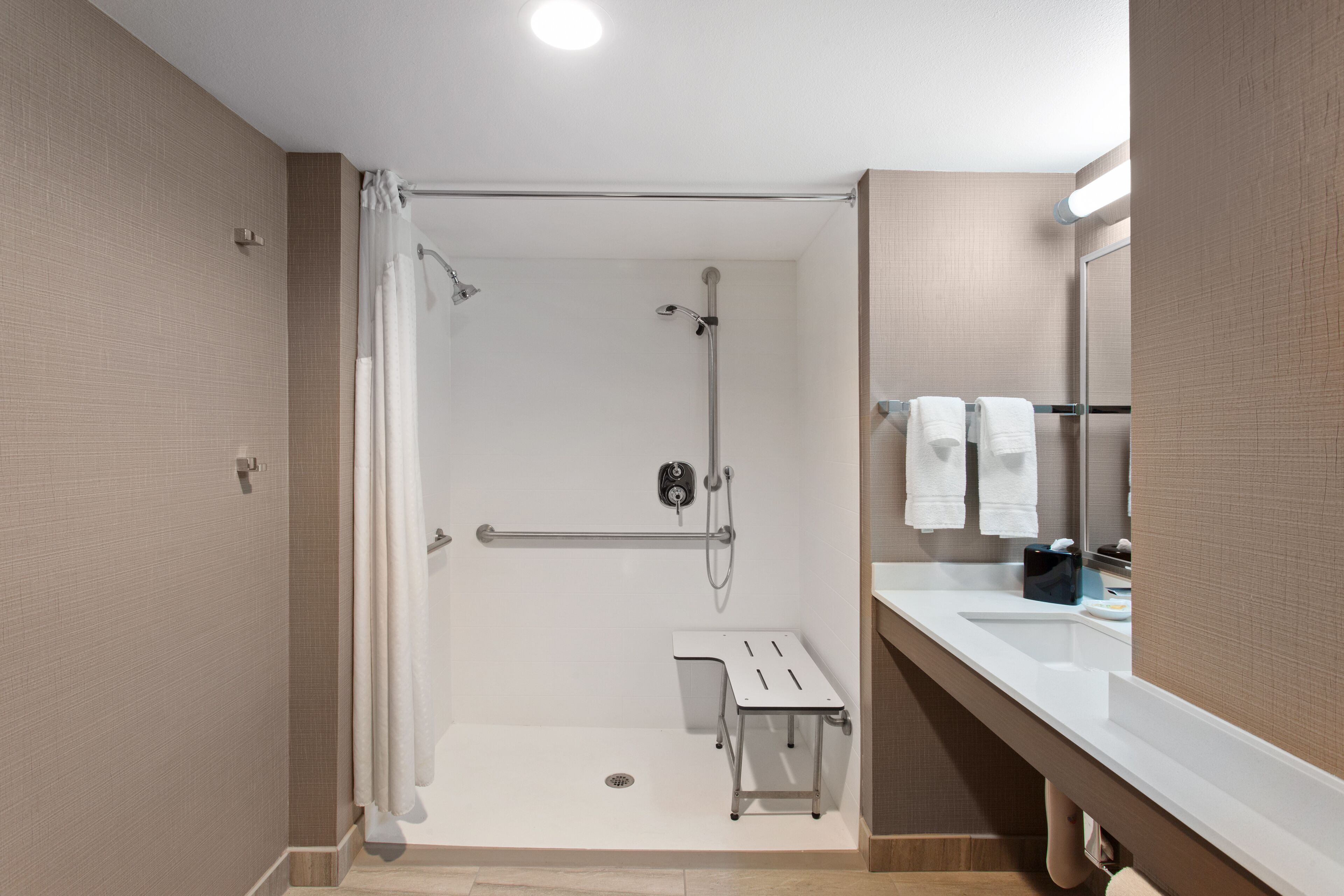 standard room, 1 queen bed, roll-in shower (mobility accessible) | bathroom | shower, free toiletries, hair dryer, towels