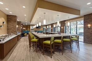 Se ofrece un desayuno completo todos los días (por un coste adicional)