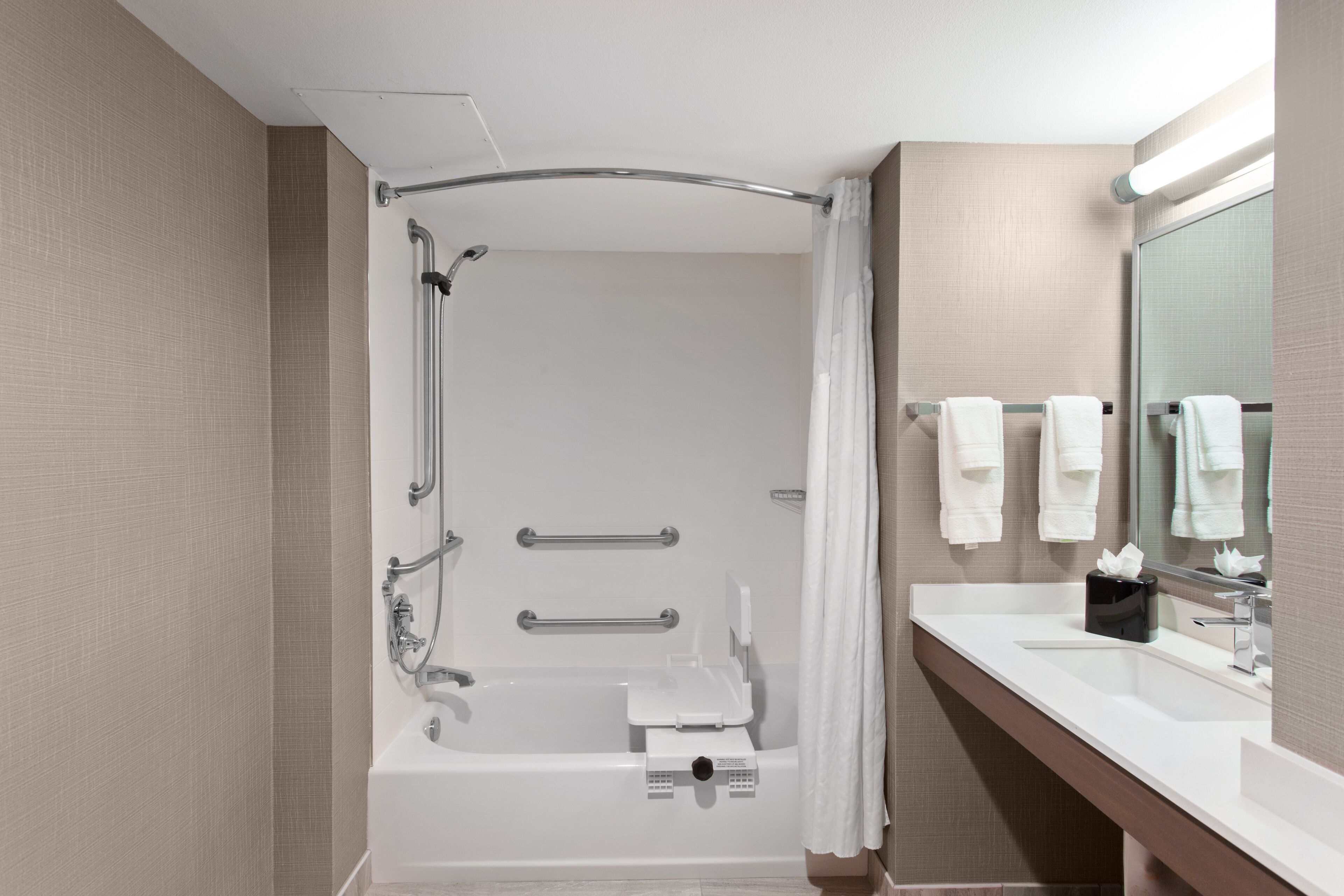 Dusche, kostenlose Toilettenartikel, Haartrockner, Handtücher