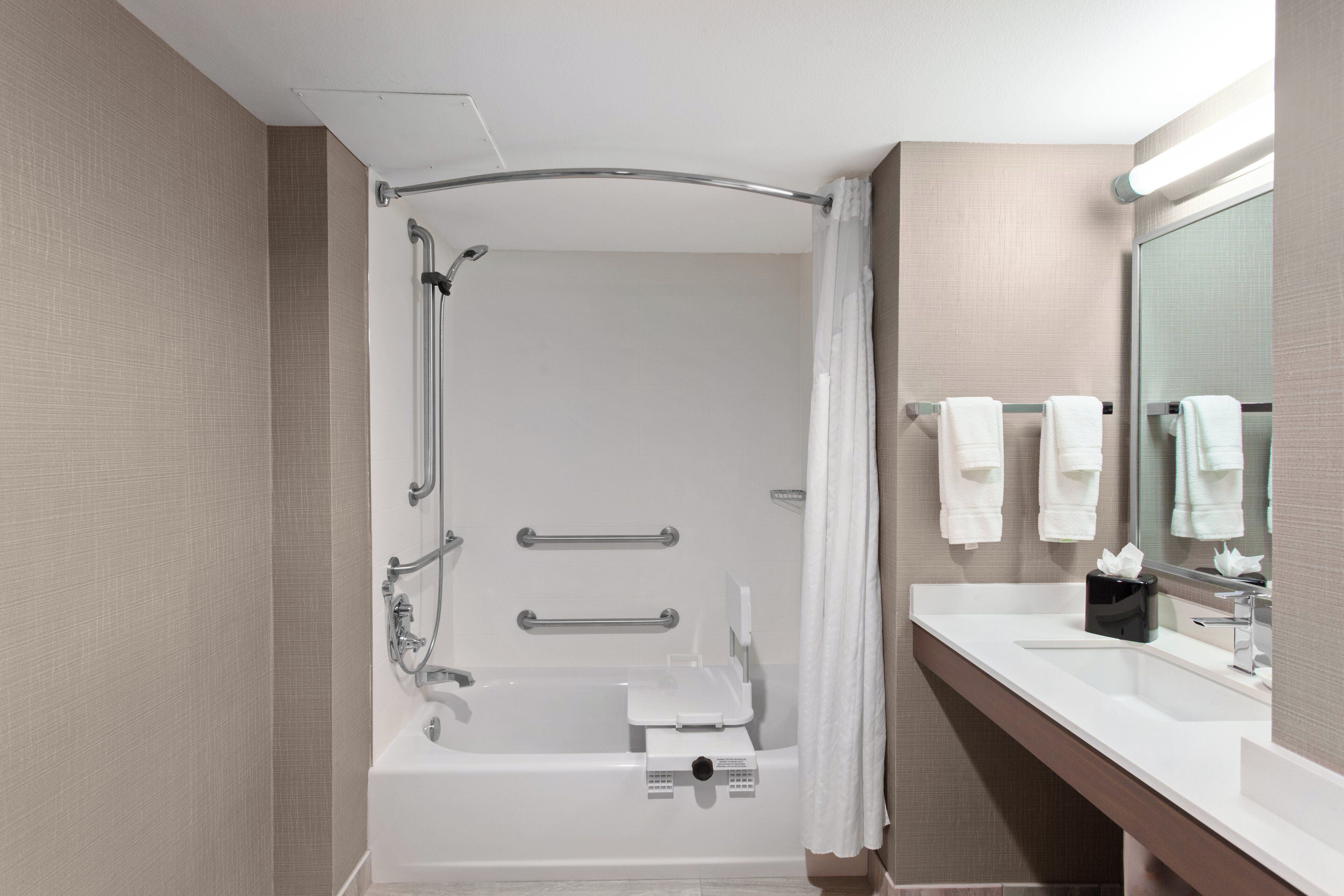 Regadera, amenidades de baño gratuitas, secadora de cabello, toallas 
