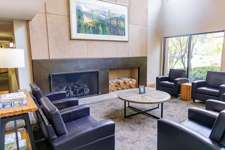 Lobby sitting area. Wallace Inn
