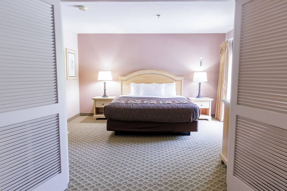 suite (parlor) | individually decorated, individually furnished, desk, laptop workspace