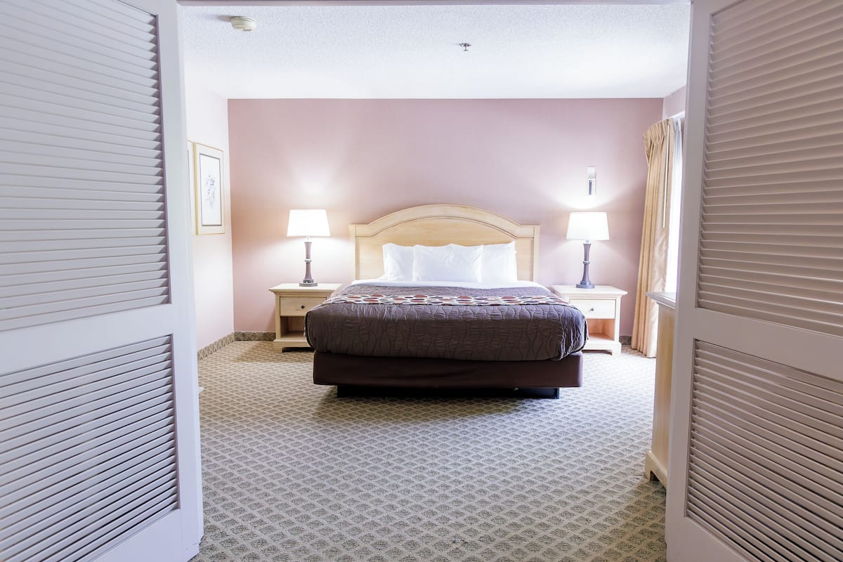 Suite (Parlor)
