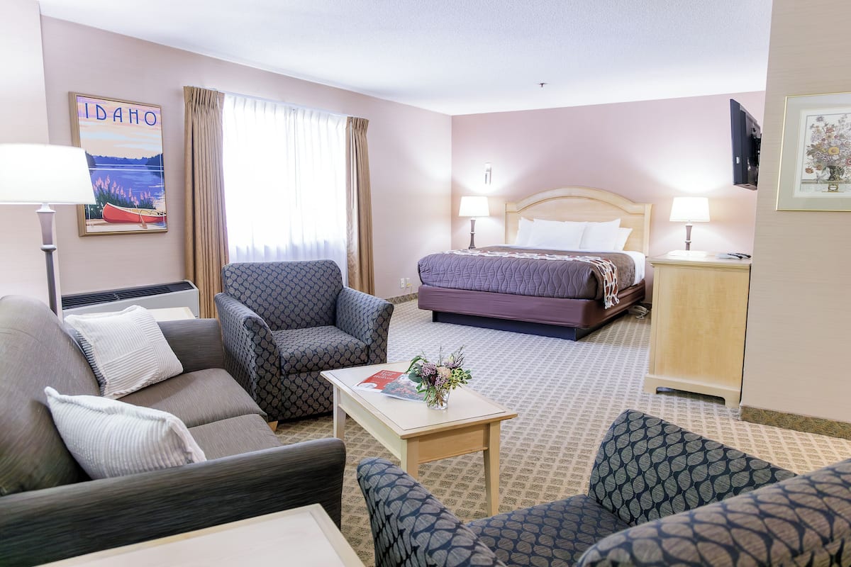 deluxe suite (hospitality) | living area | 42-inch flat-screen tv with cable channels, tv