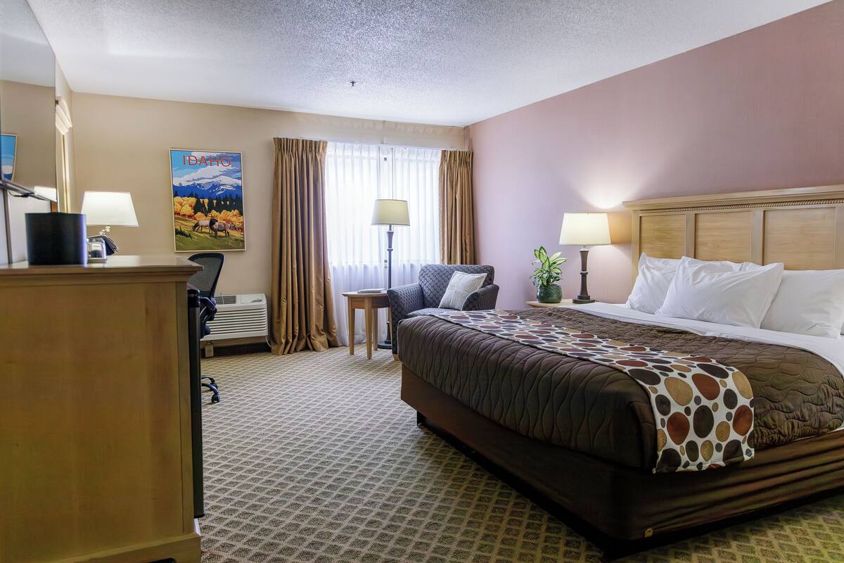 room, 1 king bed (upstairs) | individually decorated, individually furnished, desk, laptop workspace