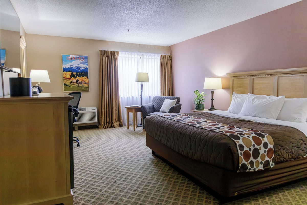 Room, 1 King Bed (Upstairs)