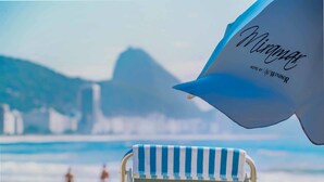Una silla de playa con el nombre "Miramar" y una bandera con el mismo nombre.