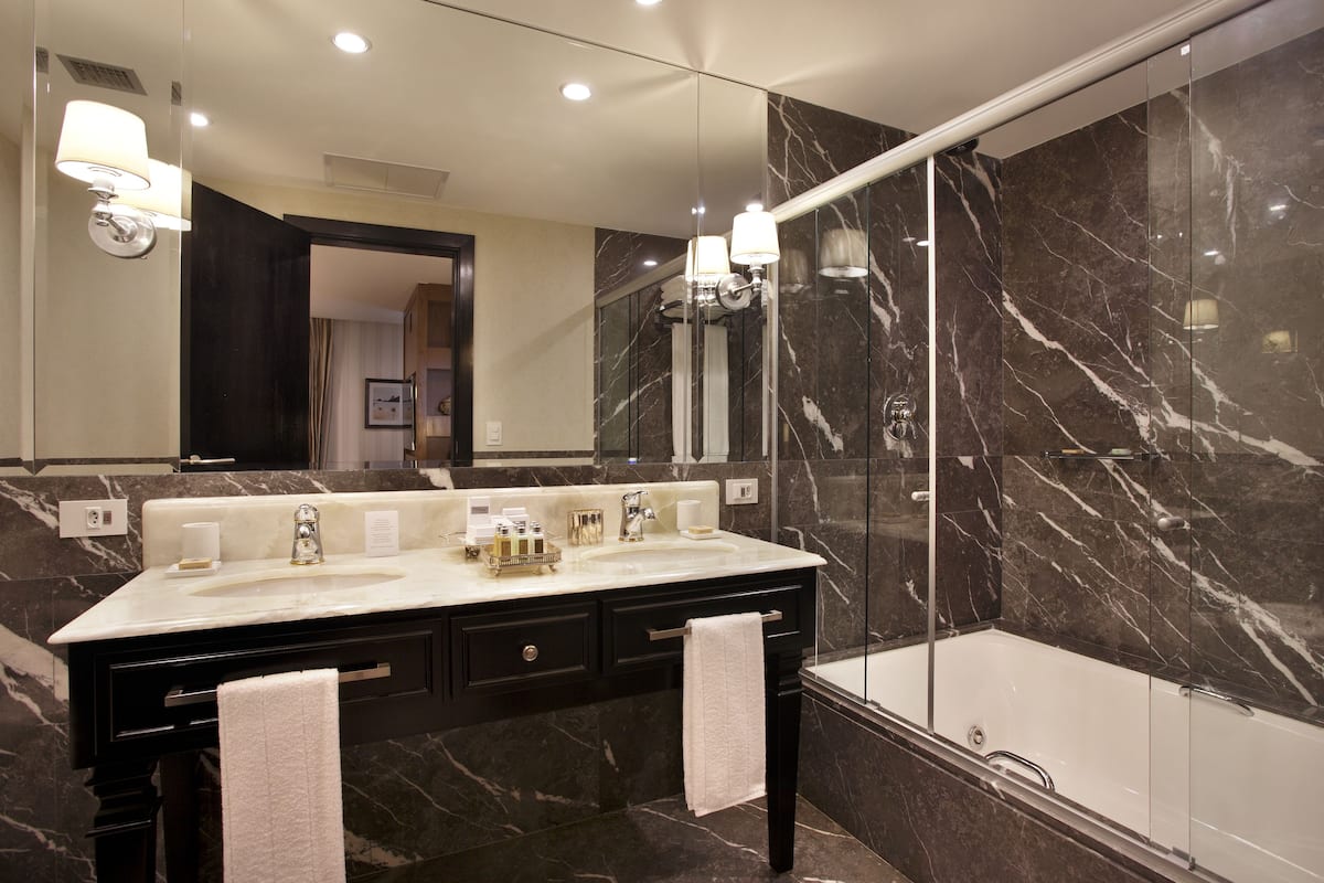 shower, rainfall showerhead, free toiletries, hair dryer