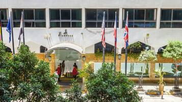 Minibar, in-room safe, individually decorated, individually furnished