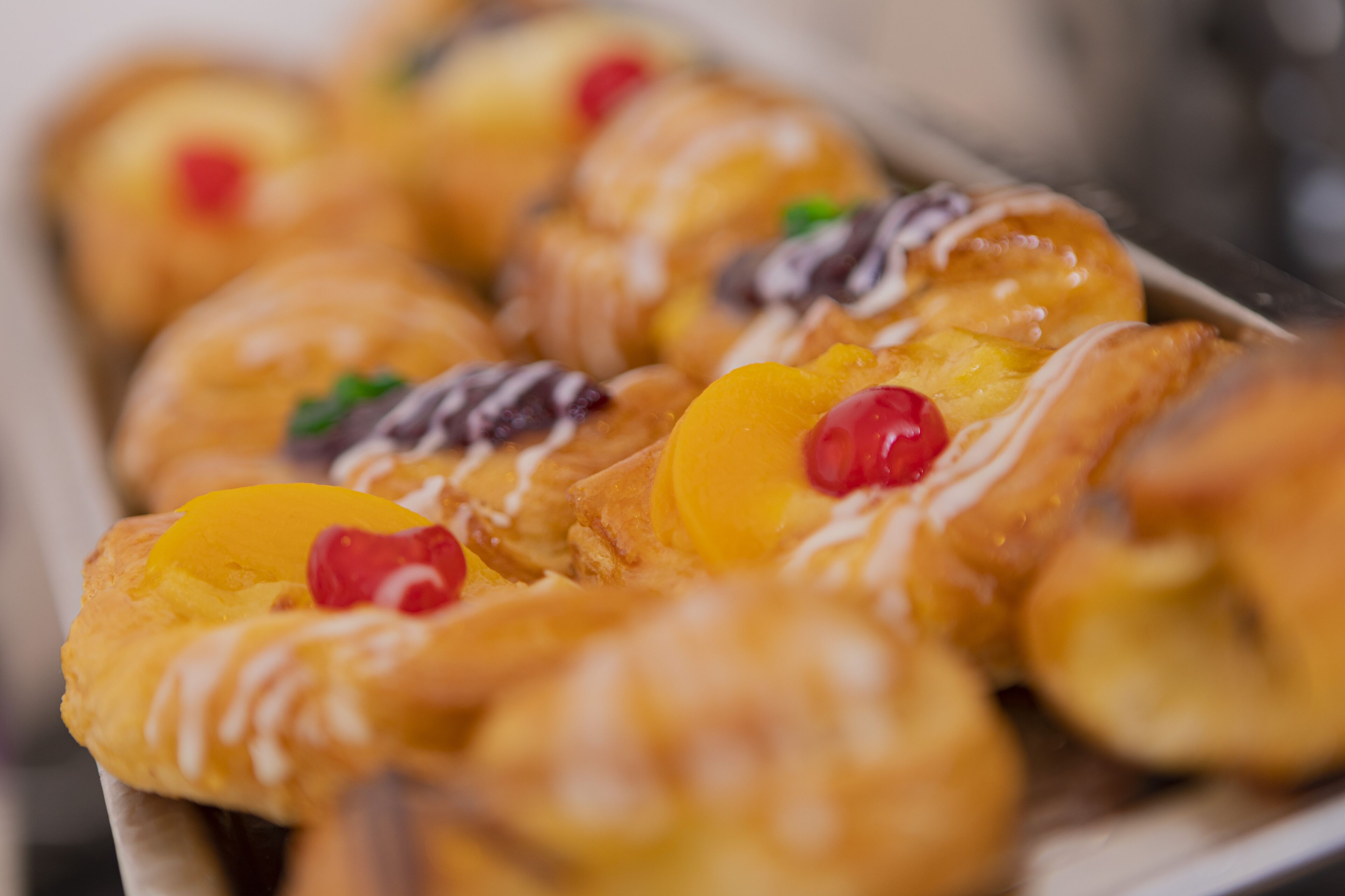 Una bandeja de pasteles con frutas