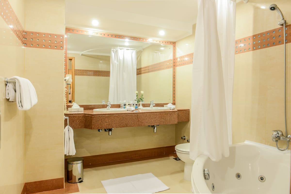 Junior Suite | Minibar, in-room safe, individually decorated, individually furnished