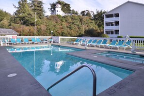 Outdoor pool - Beachfront Inn (Brookings)