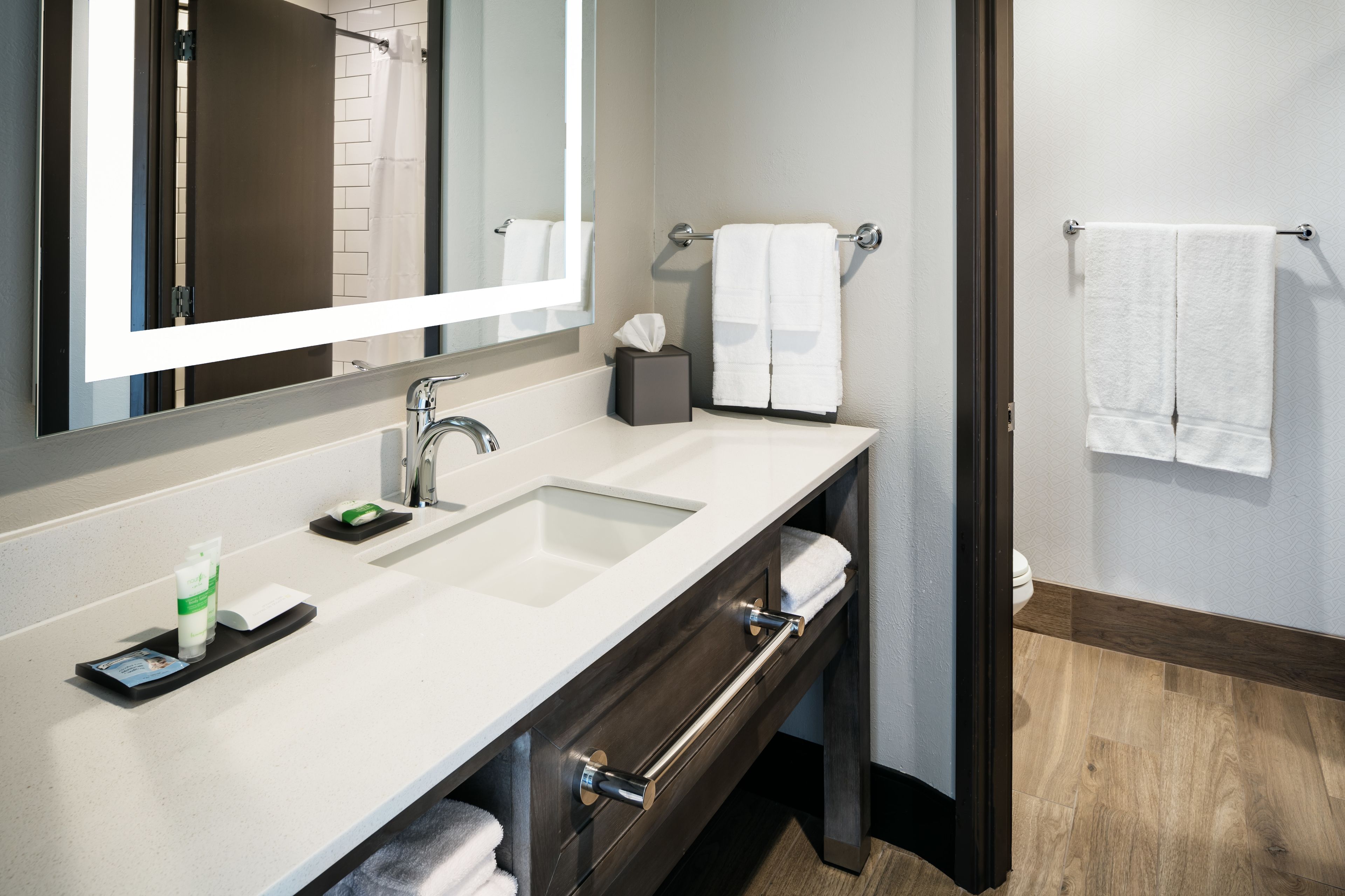 combined shower/bathtub, towels